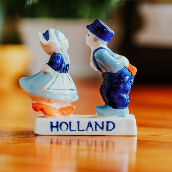 Heinen Delfts Blauw kissing couple figurine